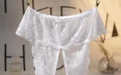 男人吃奶摸下挵进去是什么感觉